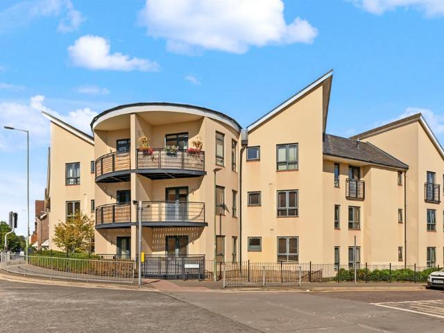 2 bedroom ground flat for sale