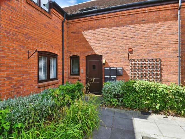 1 bedroom ground flat for sale