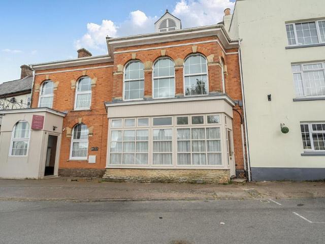 1 bedroom ground flat for sale