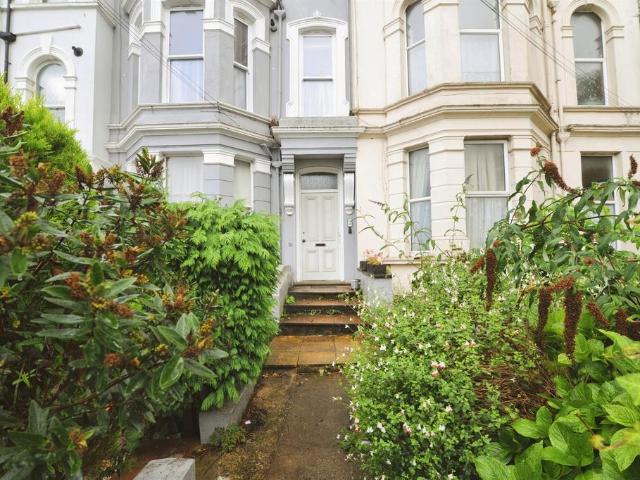 1 bedroom ground flat for sale