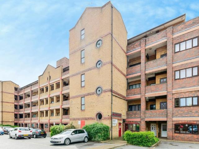 1 bedroom ground flat for sale