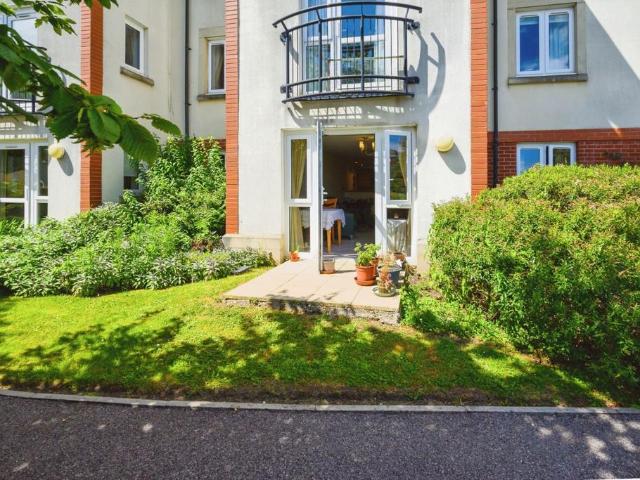 1 bedroom ground flat for sale