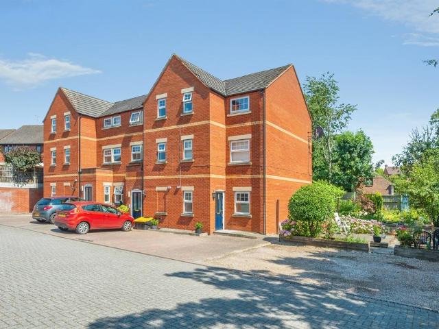 1 bedroom ground flat for sale