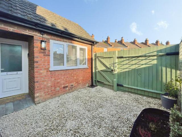 1 bedroom ground flat for sale