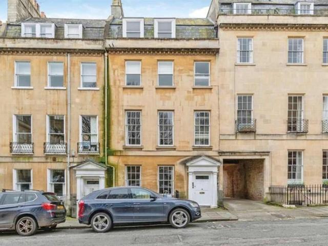 1 bedroom ground flat for sale