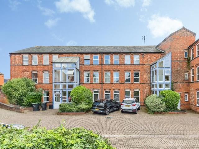 1 bedroom ground flat for sale