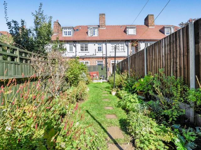 1 bedroom ground flat for sale