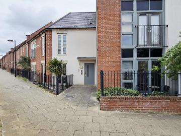 1 bedroom ground flat for sale