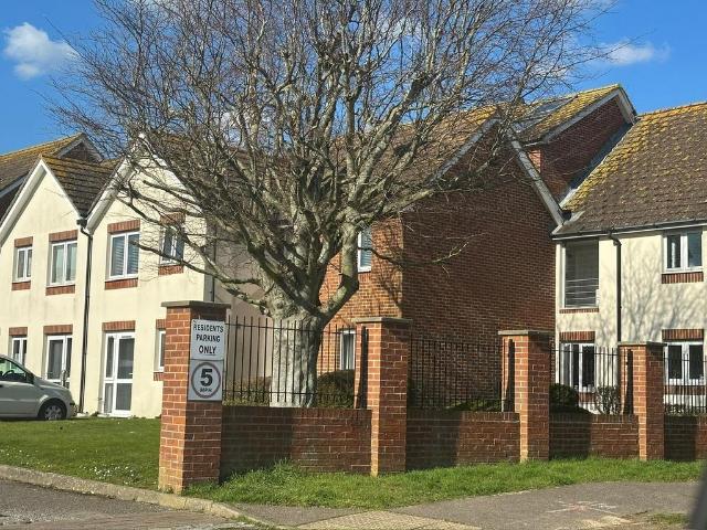 1 bedroom ground flat for sale