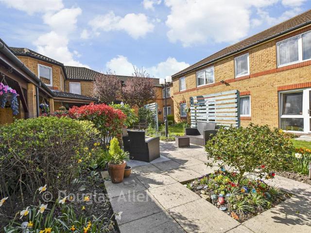 1 bedroom ground flat for sale