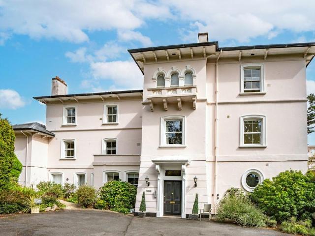 1 bedroom ground flat for sale