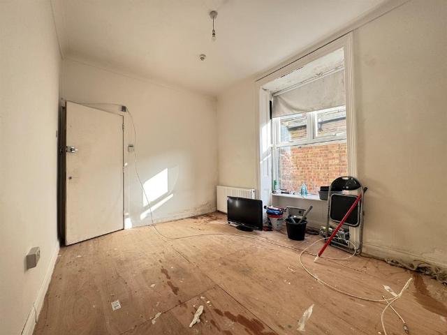 1 bedroom ground flat for sale
