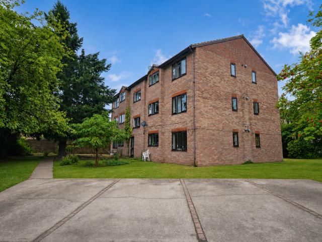 1 bedroom ground flat for sale