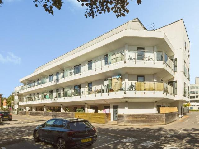 1 bedroom ground flat for sale