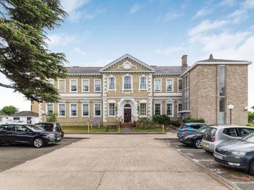 1 bedroom ground flat for sale