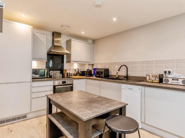 1 bedroom ground flat for sale