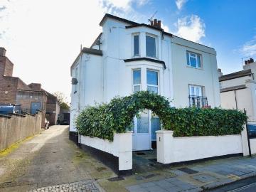 1 bedroom ground flat for sale