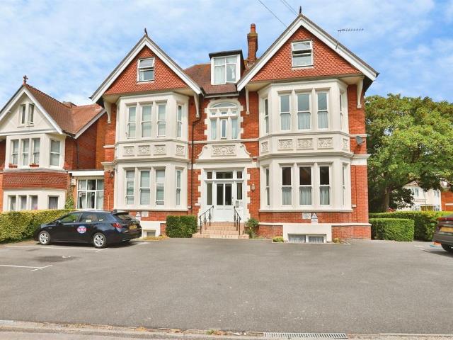 1 bedroom ground flat for sale