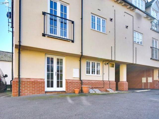 1 bedroom ground flat for sale
