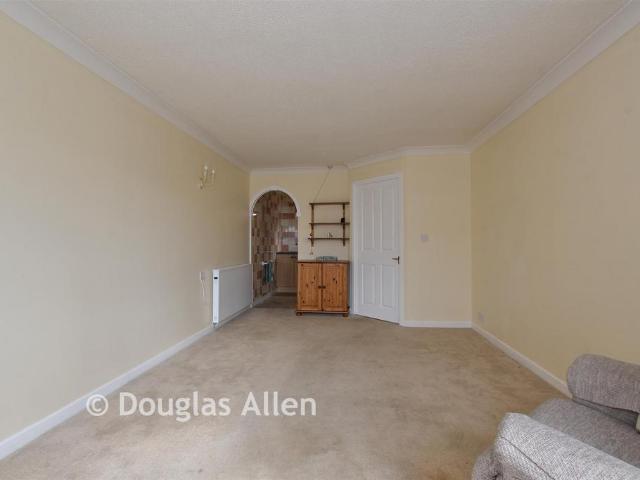 1 bedroom ground flat for sale