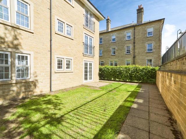 1 bedroom ground flat for sale