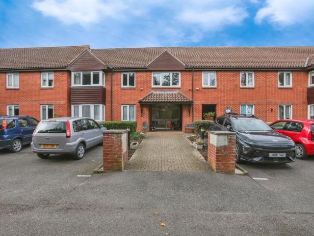1 bedroom ground flat for sale