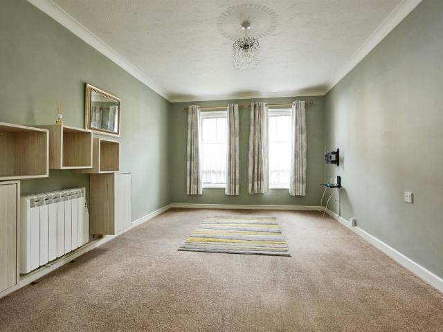 1 bedroom ground flat for sale