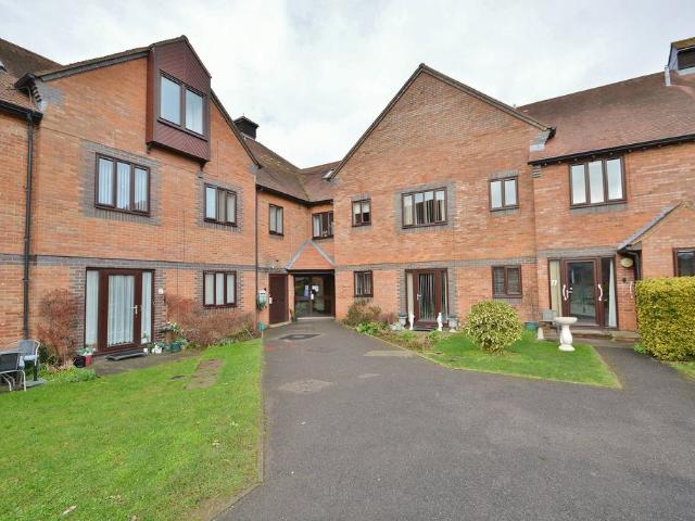 1 bedroom ground flat for sale