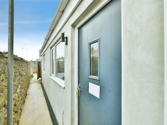 1 bedroom ground flat for sale