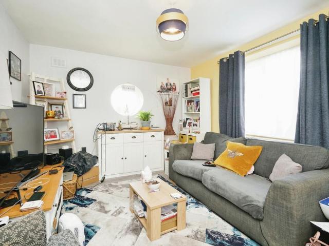 1 bedroom ground flat for sale