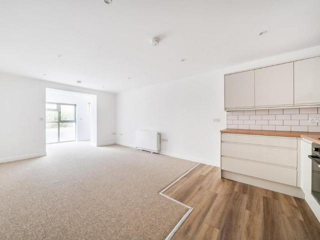 1 bedroom ground flat for sale