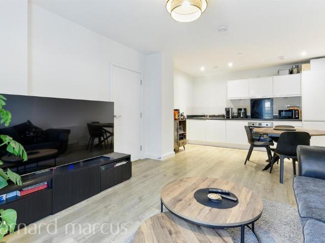 1 bedroom ground flat for sale