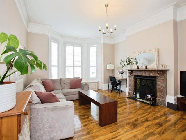 1 bedroom ground flat for sale