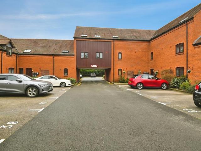 1 bedroom ground flat for sale