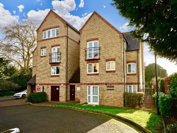 1 bedroom ground flat for sale