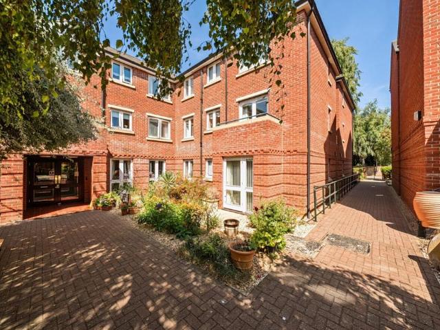 1 bedroom ground flat for sale