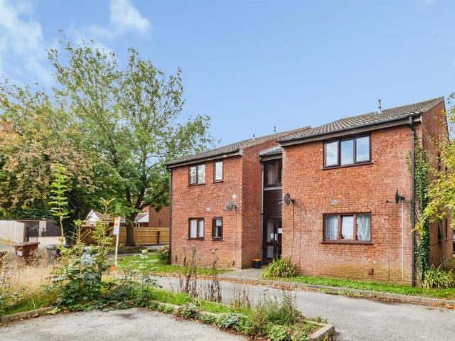 1 bedroom ground flat for sale