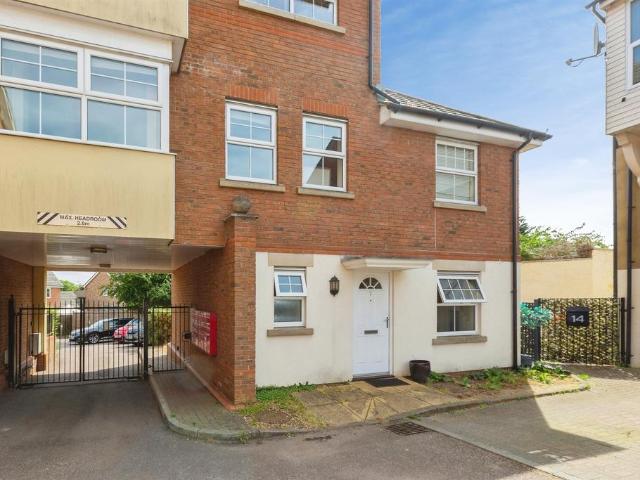 1 bedroom ground flat for sale