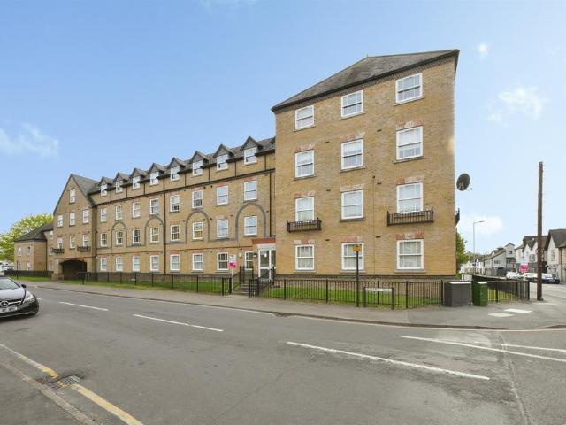 1 bedroom ground flat for sale