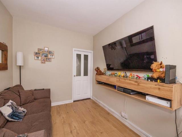1 bedroom ground flat for sale