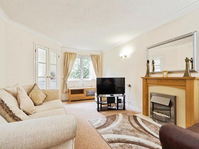 1 bedroom ground flat for sale