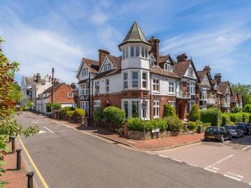 1 bedroom ground flat for sale