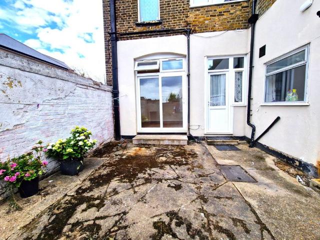 1 bedroom ground flat to rent