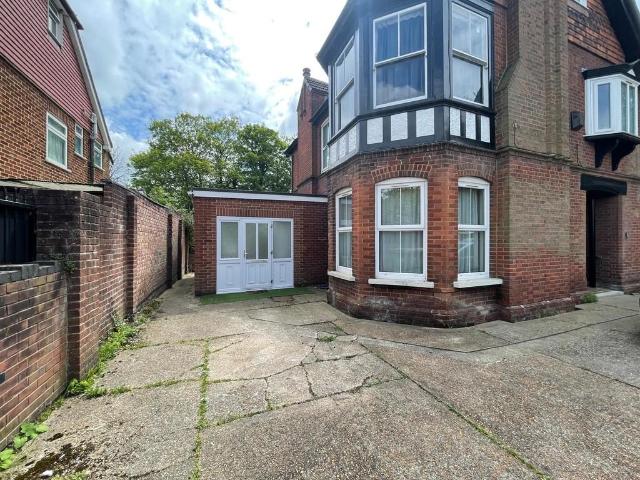 1 bedroom ground flat to rent