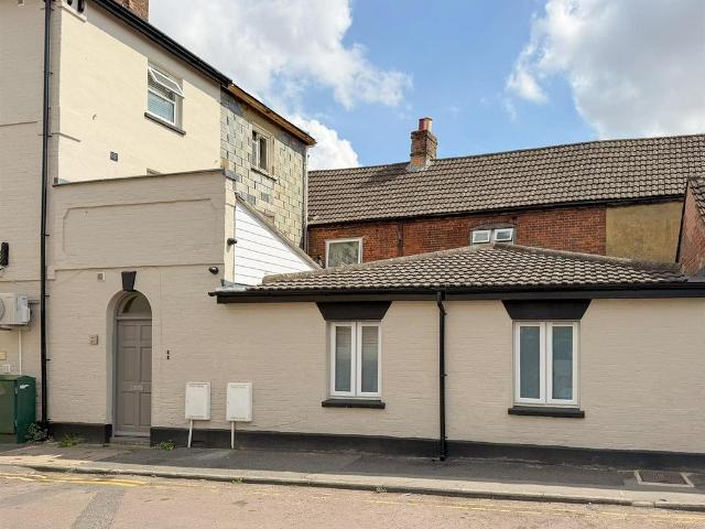 1 bedroom ground flat to rent