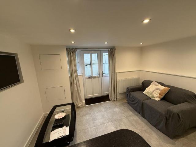1 bedroom ground floor maisonette to rent