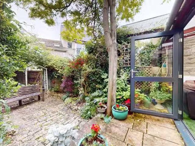 1 bedroom ground floor flat for rent in Arcade Terrace, Swanag.
