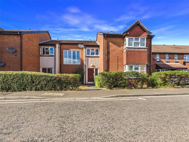 1 bedroom ground floor flat in Clarkes Drive, Uxbridge, Middlesex, UB8