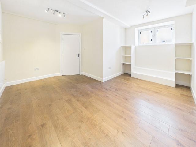 1 bedroom ground floor flat in Holly Road, Twickenham, TW1
