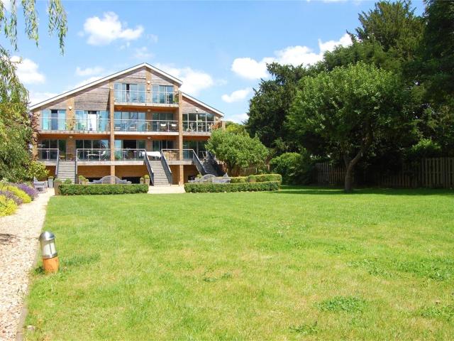 1 bedroom ground floor flat in Hampton Court Road, East Molesey, KT8